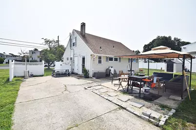 101 Phyllis Drive, Lindenhurst, NY 11757 - Photo 7