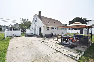 101 Phyllis Dr, Lindenhurst, NY 11757 - Photo 7