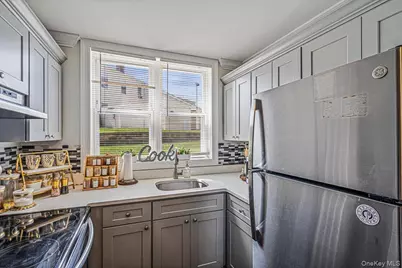 80 Townhouse Road N #80N, Huntington Station, NY 11746 - Photo 7