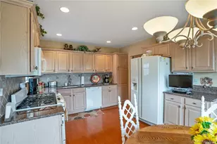 41 Madison Cir, Middle Island, NY 11953 - Photo 11