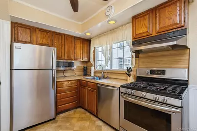 99 Barwick Street, Floral Park, NY 11001 - Photo 15