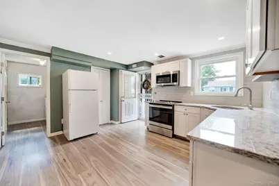 285 N Oak Street, Massapequa, NY 11758 - Photo 5