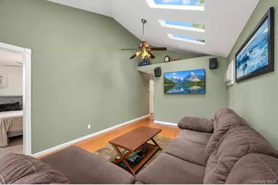 325 Beachview Street, Copiague, NY 11726 - Photo 5