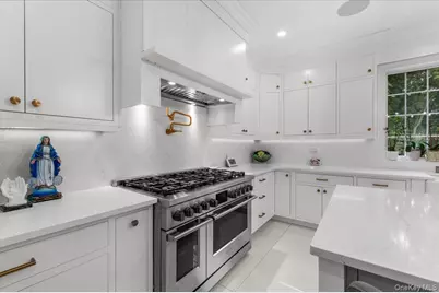 105 Woodhill Lane, Manhasset, NY 11030 - Photo 13