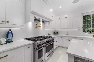 105 Woodhill Ln, Manhasset, NY 11030 - Photo 13