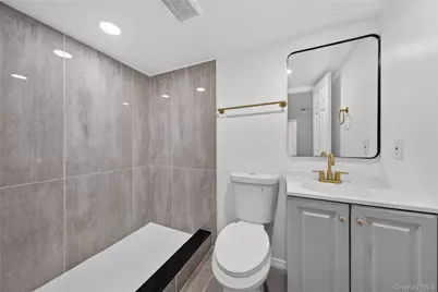 28 Roslyn Avenue, Selden, NY 11784 - Photo 17