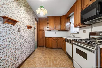 7607 Hewlett Street, New Hyde Park, NY 11040 - Photo 11
