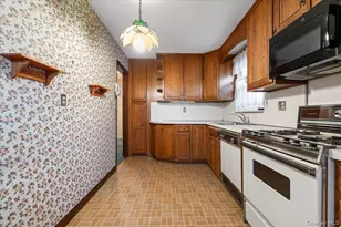 7607 Hewlett St, New Hyde Park, NY 11040 - Photo 11