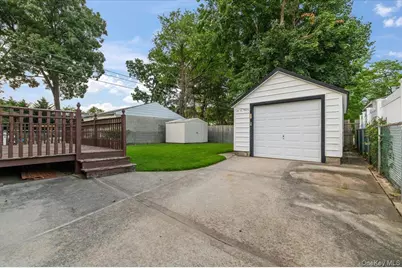 7607 Hewlett Street, New Hyde Park, NY 11040 - Photo 25