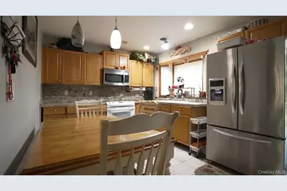 254 Auborn Avenue, Shirley, NY 11967 - Photo 3