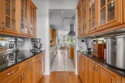 95 W Overlook, Port Washington, NY 11050 - Photo 9