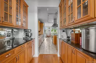 95 W Overlook, Port Washington, NY 11050 - Photo 9