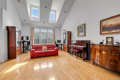 95 W Overlook, Port Washington, NY 11050 - Photo 5