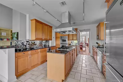 95 W Overlook, Port Washington, NY 11050 - Photo 7