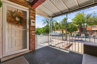 1018 Throggmorton Avenue, Bronx, NY 10465 - Photo 5