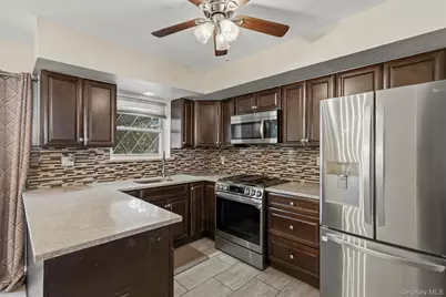 1018 Throggmorton Avenue, Bronx, NY 10465 - Photo 15