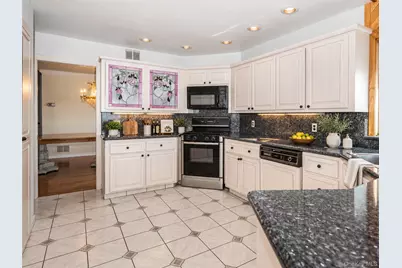 73 Kensington Oval, New Rochelle, NY 10805 - Photo 9