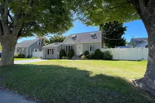 361 S Clinton Ave, Lindenhurst, NY 11757 - Photo 3