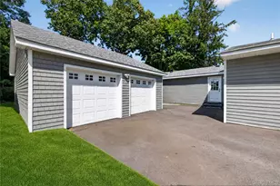 31 Rosemary Pl, East Islip, NY 11730 - Photo 3