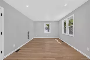 31 Rosemary Pl, East Islip, NY 11730 - Photo 5