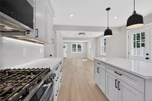 31 Rosemary Pl, East Islip, NY 11730 - Photo 11