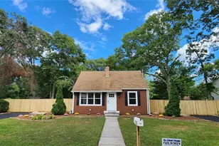 430 Boxwood Dr, Shirley, NY 11967 - Photo 3