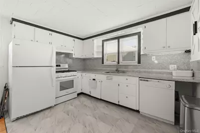 368 Catskill Avenue, Lindenhurst, NY 11757 - Photo 5