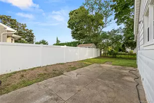 368 Catskill Ave, Lindenhurst, NY 11757 - Photo 19
