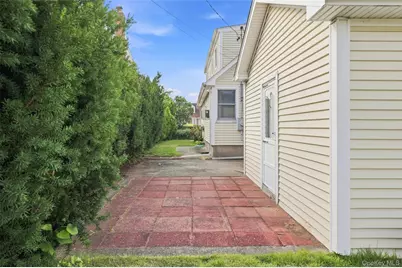 46 Woodbine Drive E, Hicksville, NY 11801 - Photo 25