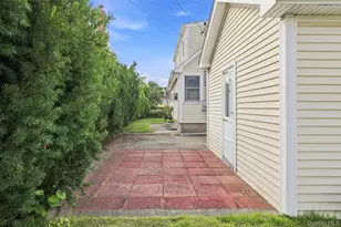 46 Woodbine Dr E, Hicksville, NY 11801 - Photo 25