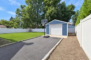 678 Clinton Ave, Uniondale, NY 11553 - Photo 33