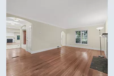2 Amherst Road E, Great Neck, NY 11021 - Photo 7