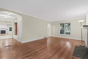 2 Amherst Road E, Great Neck, NY 11021 - Photo 7