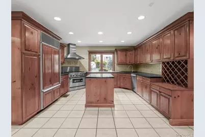 2 Amherst Road E, Great Neck, NY 11021 - Photo 11