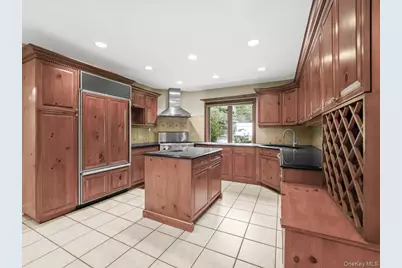 2 Amherst Road E, Great Neck, NY 11021 - Photo 13