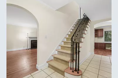 2 Amherst Road E, Great Neck, NY 11021 - Photo 5
