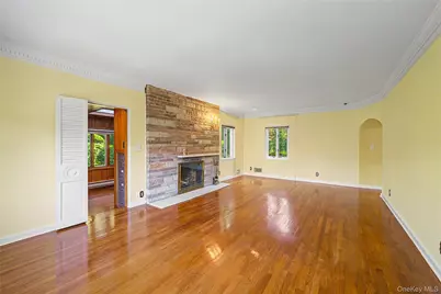 9 Old Pond Road, Great Neck, NY 11023 - Photo 5