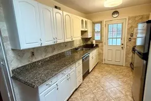 392 Coleridge St, Levittown, NY 11756 - Photo 11