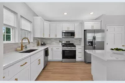 8548 257th Street, Floral Park, NY 11001 - Photo 15