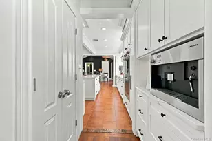 354 Middle Rd, Bayport, NY 11705 - Photo 15