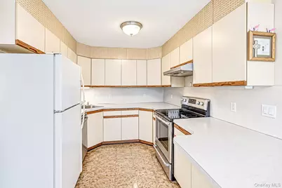 11 E Hollywood Avenue, Lindenhurst, NY 11757 - Photo 19