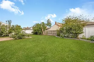 19 Rainbow Ln, Lindenhurst, NY 11757 - Photo 9