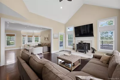 547 Shore Drive, Oakdale, NY 11769 - Photo 15