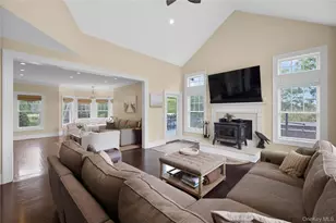 547 Shore Dr, Oakdale, NY 11769 - Photo 15