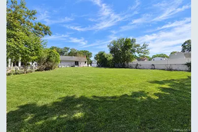 80 Carroll Avenue, Ronkonkoma, NY 11779 - Photo 17