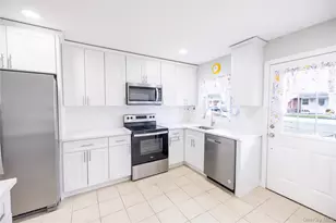 250A Newcastle Ct, Ridge, NY 11961 - Photo 9