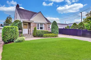 569 Greenway E, West Hempstead, NY 11552 - Photo 3