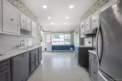 5 Central Avenue, Amityville, NY 11701 - Photo 11