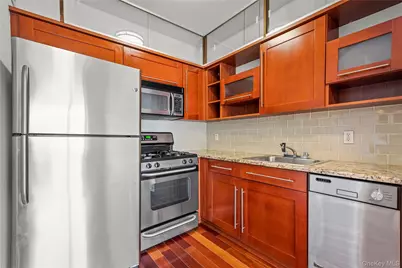30-85 Vernon Boulevard #6E, Astoria, NY 11102 - Photo 5