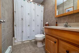 27 Welcome Ln, Wantagh, NY 11793 - Photo 9
